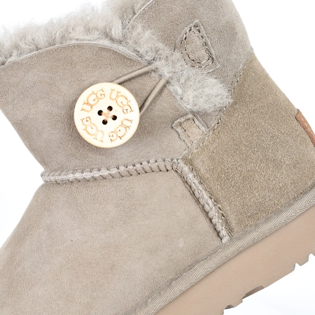 Pick up locally 💰540 The core recommendation is good price UGG basic Bailey twist style Xiaohongshu hot style Henan Longfeng leather production Sheepskin integrated top quality in the market 2-3 cm cashmere insole to keep warm in winter and a very suitable choice for home use UUG has launched a style series in the new year, which is partially geared towards the preferences of young consumers and has also moved to the forefront of fashion trends. Shoe body material Water-repellent coated suede upper 17mm UGGPURE™ implanted wool insole Lightweight non-slip comfortable rubber outsole With brand LOGO Trademark Comes with full packaging Size: 35 36 37 38 39 40